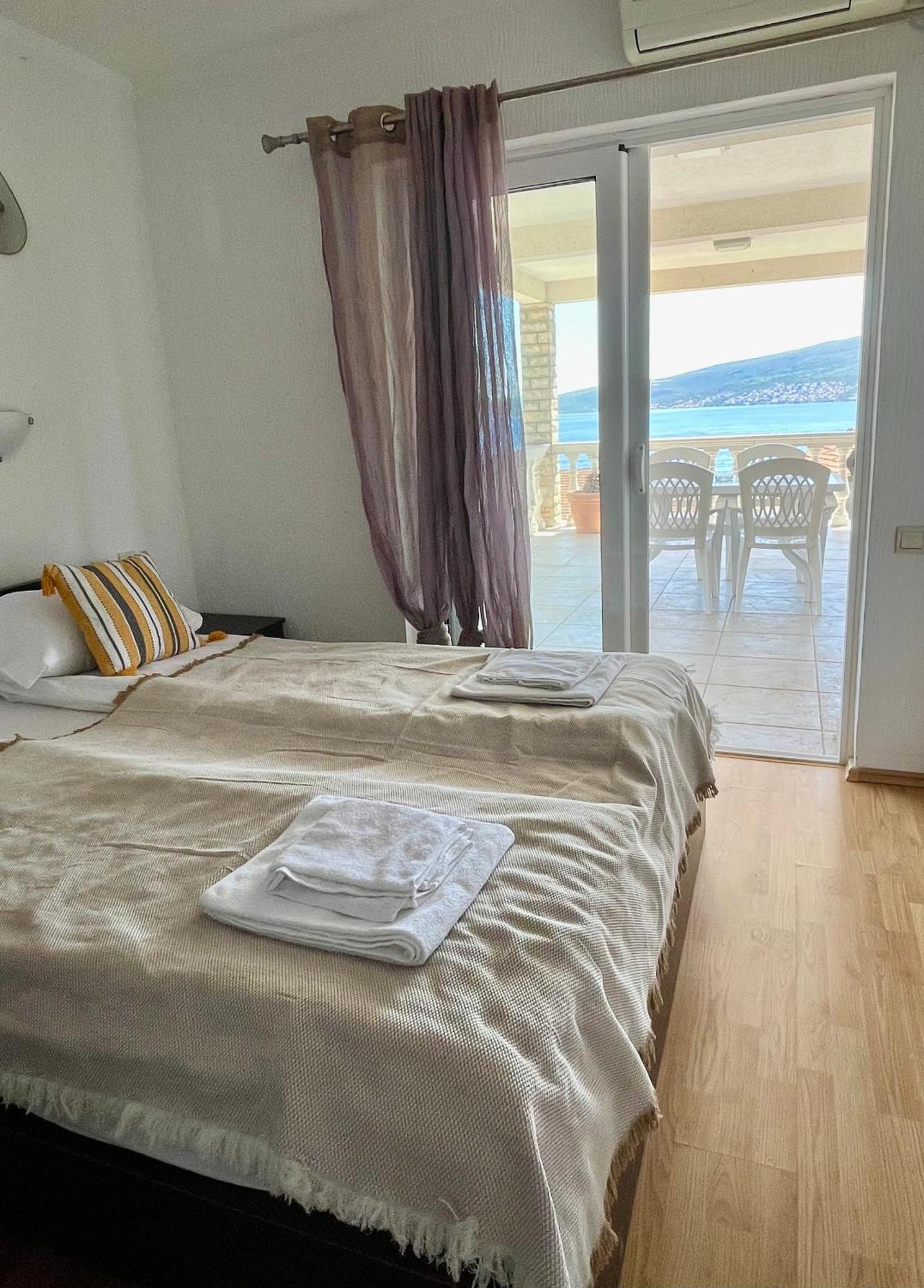 Family House With Pool & Sea View Lejlighedshotel Bijela Eksteriør billede