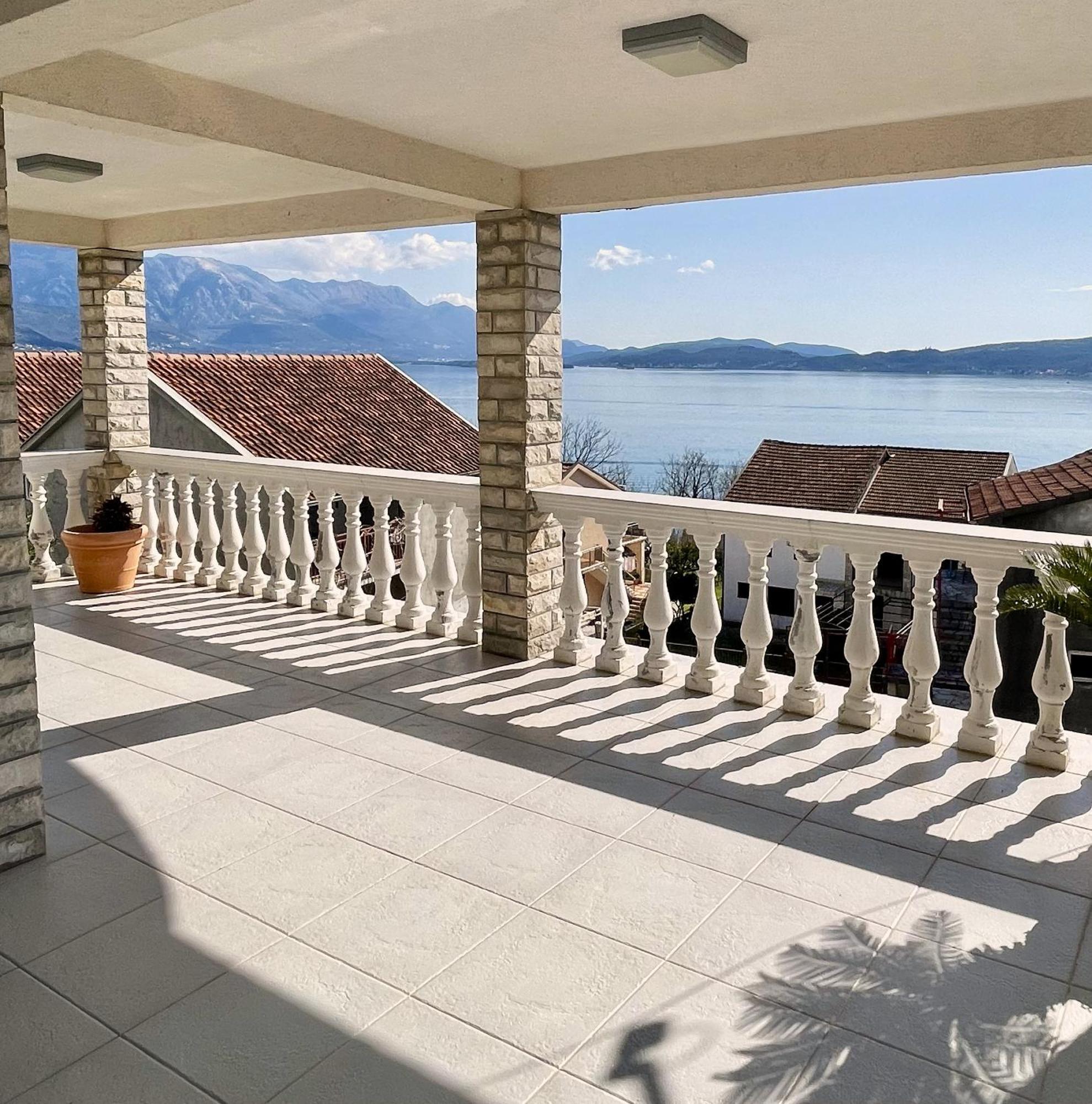 Family House With Pool & Sea View Lejlighedshotel Bijela Eksteriør billede