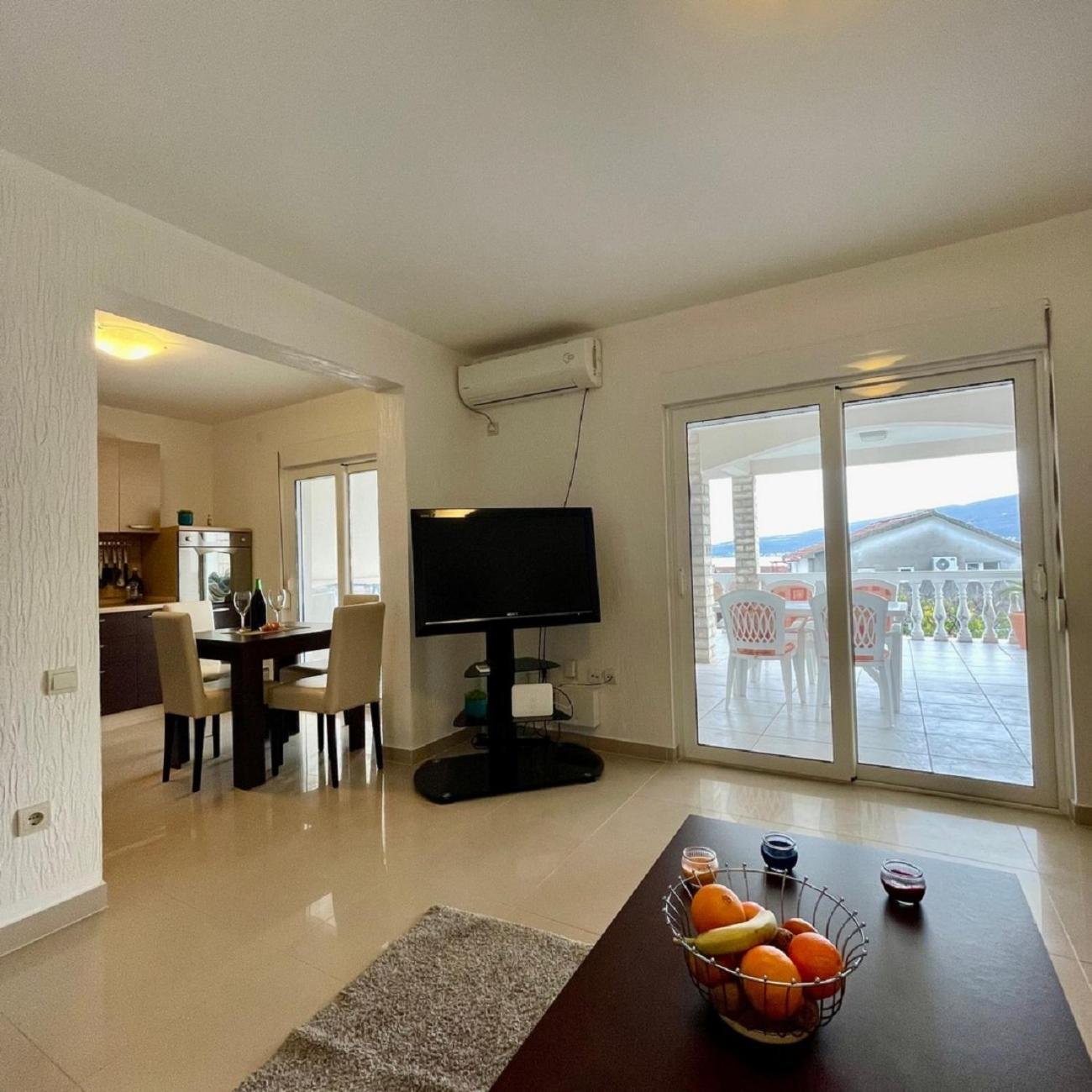 Family House With Pool & Sea View Lejlighedshotel Bijela Eksteriør billede